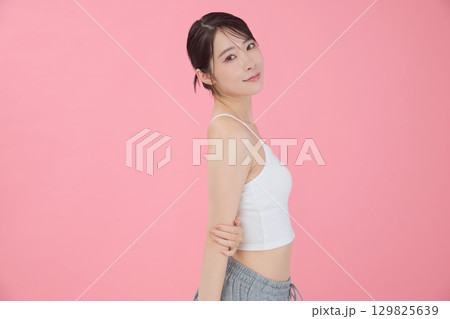 ビューティーイメージ 若い女性のポートレート 129825639