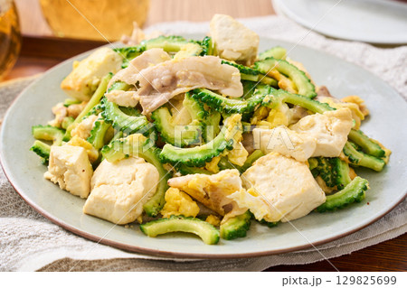 ゴーヤチャンプルー｜豆腐と卵・豚肉の沖縄風炒め 129825699