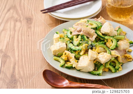 ゴーヤチャンプルー｜豆腐と卵・豚肉の沖縄風炒め 129825703