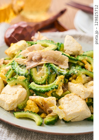 ゴーヤチャンプルー|豆腐と卵・豚肉の沖縄風炒め ゴーヤチャンプルー|豆腐と卵・豚肉の沖縄風炒め 129825712