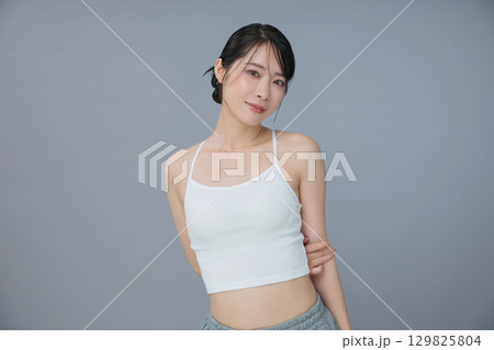 ビューティーイメージ 若い女性のポートレート 129825804