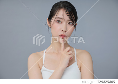 ビューティーイメージ 若い女性のポートレート 129825805