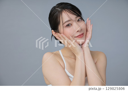 ビューティーイメージ 若い女性のポートレート 129825806