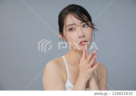 ビューティーイメージ 若い女性のポートレート 129825810