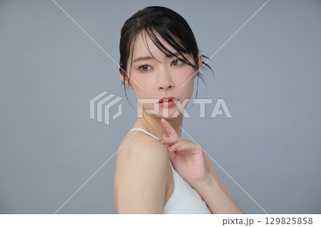 ビューティーイメージ 若い女性のポートレート 129825858