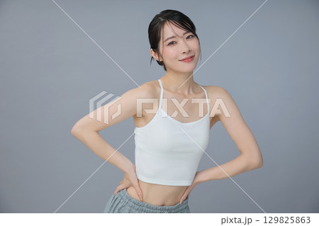 ビューティーイメージ 若い女性のポートレート 129825863