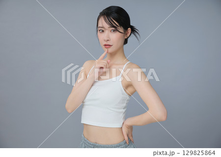 ビューティーイメージ 若い女性のポートレート 129825864