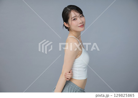 ビューティーイメージ 若い女性のポートレート ビューティーイメージ 若い女性のポートレート 129825865