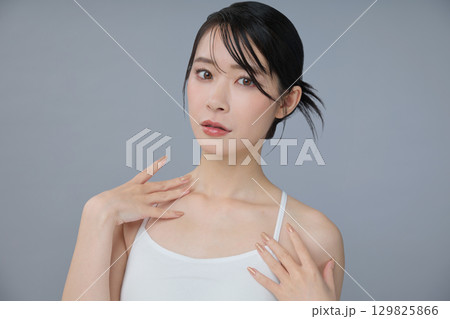 ビューティーイメージ 若い女性のポートレート 129825866