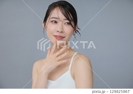 ビューティーイメージ 若い女性のポートレート 129825867