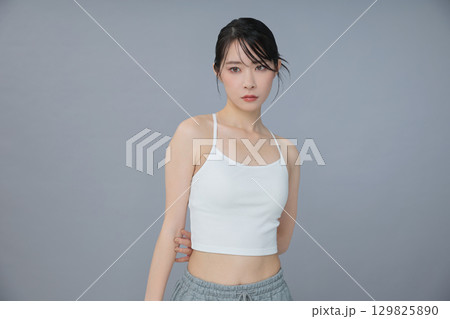 ビューティーイメージ 若い女性のポートレート 129825890