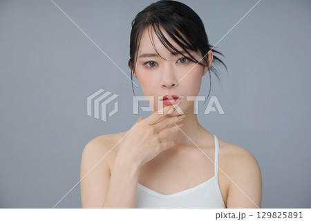 ビューティーイメージ 若い女性のポートレート 129825891