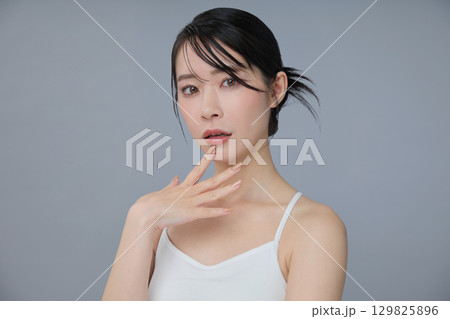 ビューティーイメージ 若い女性のポートレート 129825896