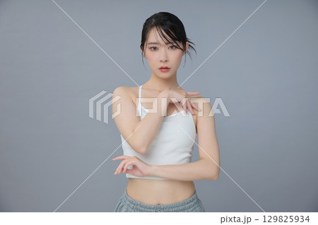 ビューティーイメージ 若い女性のポートレート 129825934