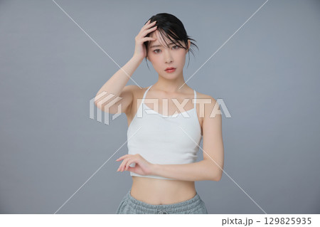 ビューティーイメージ 若い女性のポートレート 129825935