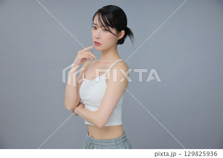 ビューティーイメージ 若い女性のポートレート ビューティーイメージ 若い女性のポートレート 129825936
