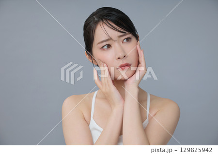 ビューティーイメージ 若い女性のポートレート 129825942