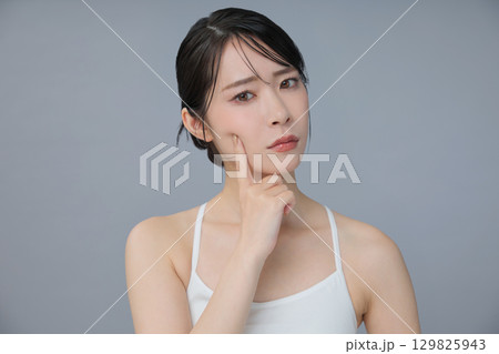 ビューティーイメージ 若い女性のポートレート 129825943