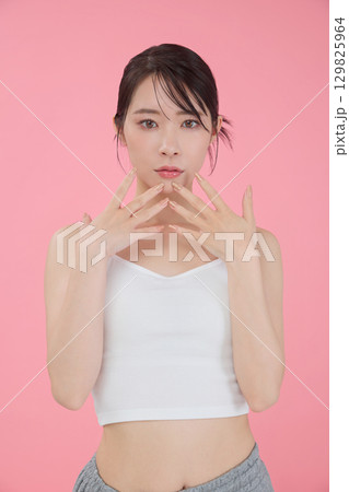 ビューティーイメージ 若い女性のポートレート 129825964