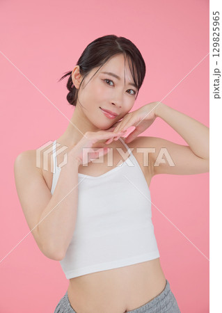 ビューティーイメージ 若い女性のポートレート 129825965