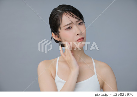 ビューティーイメージ 若い女性のポートレート 129825970