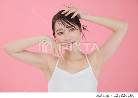 ビューティーイメージ 若い女性のポートレート 129826160