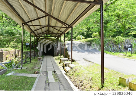 佐渡金山の道遊坑入り口 129826346