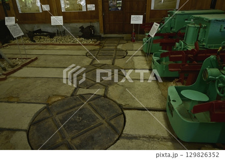 佐渡金山の機械工場と電動機関車 佐渡金山の機械工場と電動機関車 129826352