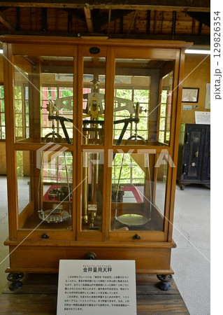 佐渡金山の機械工場の金秤量用天秤 佐渡金山の機械工場の金秤量用天秤 129826354