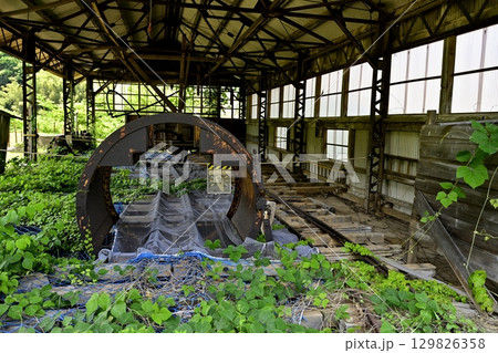 佐渡金山の粗砕場と鉱石運搬車の回転台 129826358