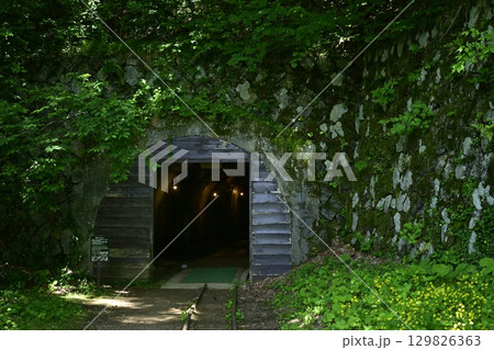 佐渡金山の高任坑道入り口 129826363