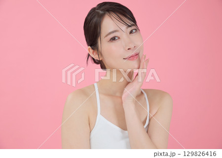 ビューティーイメージ 若い女性のポートレート 129826416