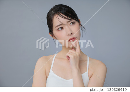 ビューティーイメージ 肌の状態を確認する若い女性 129826419