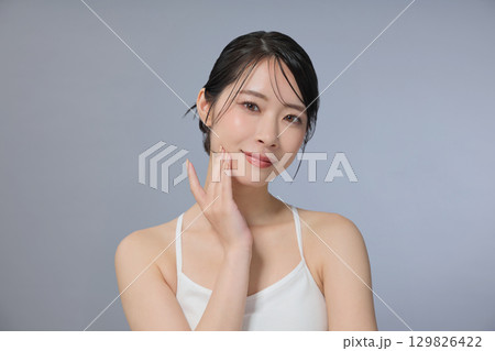 ビューティーイメージ 肌の状態を確認する若い女性 ビューティーイメージ 肌の状態を確認する若い女性 129826422