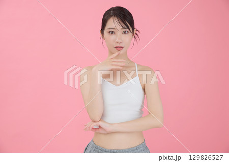 ビューティーイメージ 若い女性のポートレート 129826527