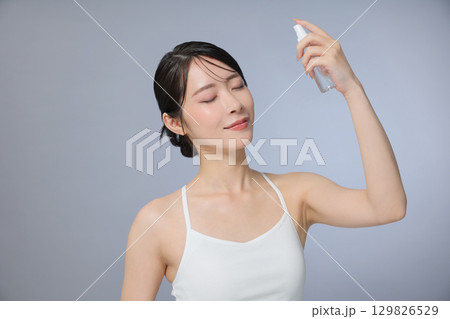 ビューティーイメージ 化粧水をつける若い女性 129826529