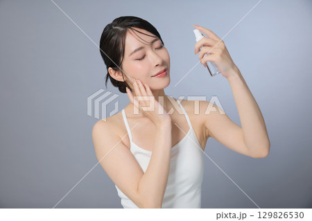 ビューティーイメージ 化粧水をつける若い女性 129826530