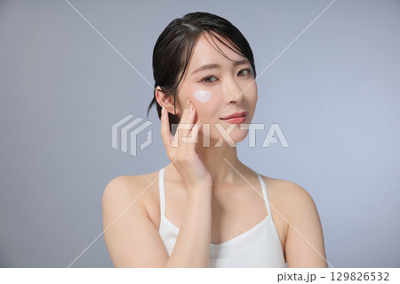ビューティーイメージ クリームを塗る若い女性 129826532