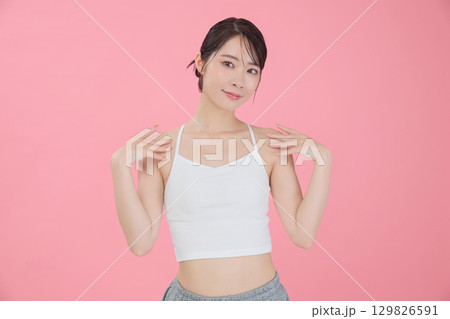 ビューティーイメージ 若い女性のポートレート 129826591