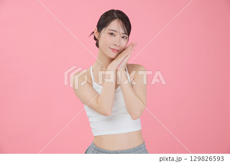 ビューティーイメージ 若い女性のポートレート 129826593