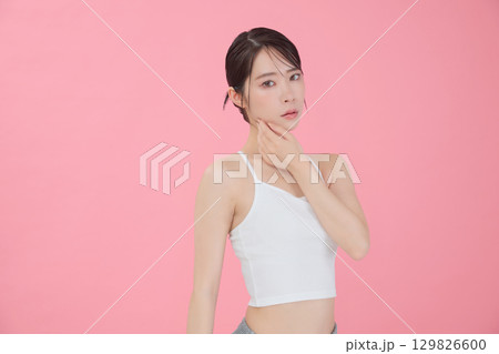 ビューティーイメージ 若い女性のポートレート 129826600