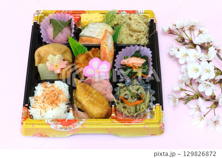幕の内弁当（花見弁当・花見イメージ） 129826872