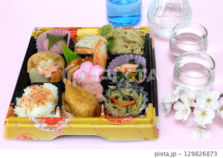 花見弁当と日本酒（花見イメージ） 129826873