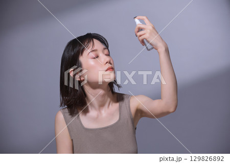 ビューティーイメージ 化粧水をつける若い女性 ビューティーイメージ 化粧水をつける若い女性 129826892