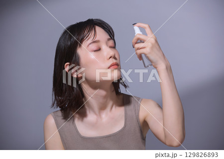 ビューティーイメージ 化粧水をつける若い女性 ビューティーイメージ 化粧水をつける若い女性 129826893