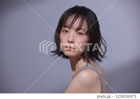 ビューティーイメージ 若い女性のポートレート 129826973