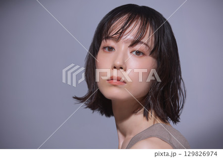 ビューティーイメージ 若い女性のポートレート 129826974