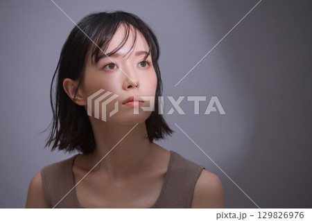 ビューティーイメージ 若い女性のポートレート 129826976