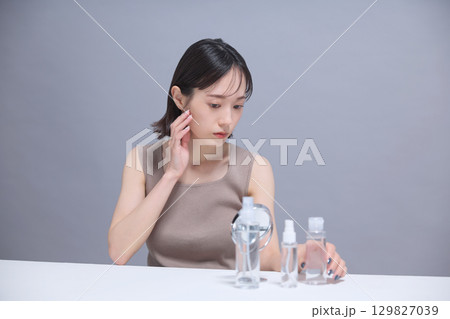 ビューティーイメージ 肌の状態を確認する若い女性 129827039