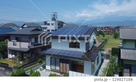太陽光発電パネルシステムのある一戸建て住宅	 129827189